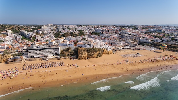 Widok z lotu ptaka na miasto Albufeira, plaża pescadores, na południu Portugalii, Algarve