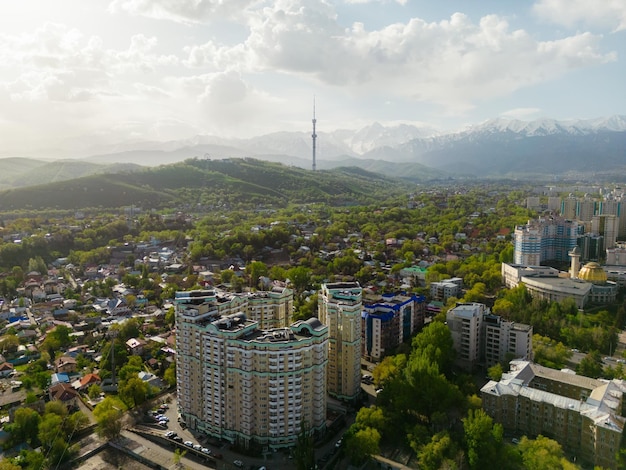 Widok z lotu ptaka na miasto Almaty z wieżą telewizyjną