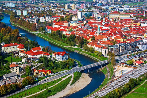 Widok z lotu ptaka na miasto Celje w Słowenii. Czerwone dachy, rzeka i most. Tło podróży na świeżym powietrzu.