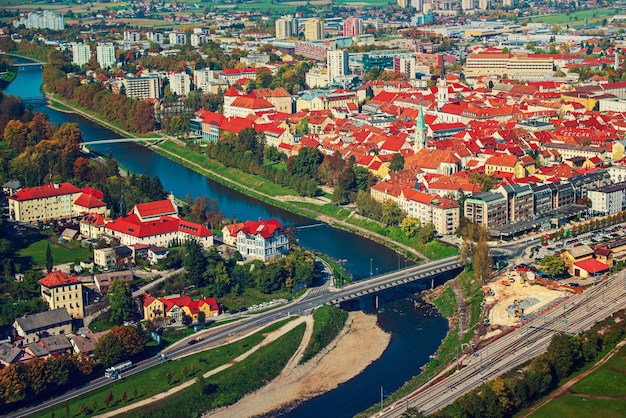 Widok z lotu ptaka na miasto Celje w Słowenii. Czerwone dachy, rzeka i most. Tło podróży na świeżym powietrzu.