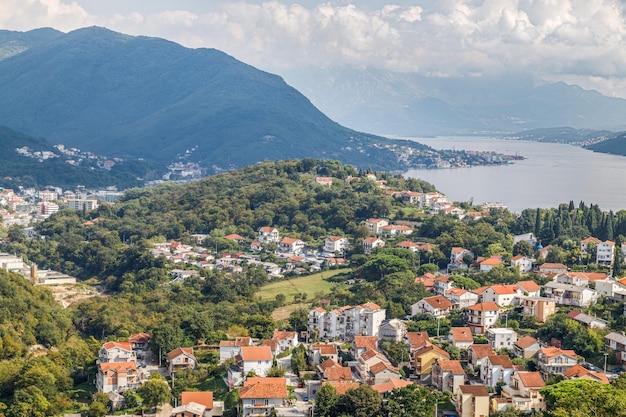 Widok z lotu ptaka na miasto Herceg Novi i Zatokę Kotorską z twierdzy Spanjola, Czarnogóra.