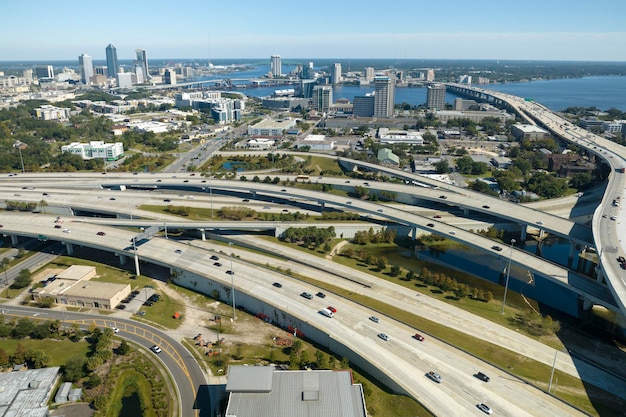 Widok z lotu ptaka na miasto Jacksonville z wysokimi biurowcami i amerykańskim skrzyżowaniem autostrad z szybkimi samochodami i ciężarówkami Widok z góry na infrastrukturę transportową USA