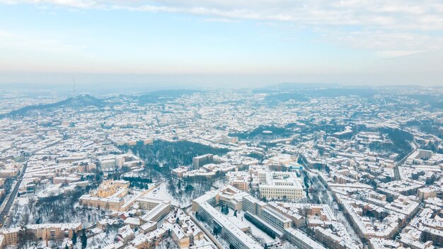 Widok z lotu ptaka na miasto lwów w sezonie zimowym kopia przestrzeń