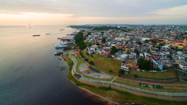 Zdjęcie widok z lotu ptaka na miasto manaus ta dzielnica znajduje się na obrzeżach i znajduje się na wybrzeżu