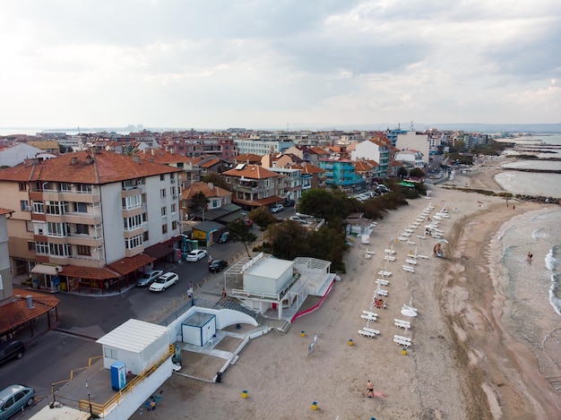 Widok z lotu ptaka na miasto Pomorie, które znajduje się na brzegu Morza Czarnego Widok z góry na piaszczyste plaże z wieloma budynkami hotelowymi i infrastrukturą turystyczną