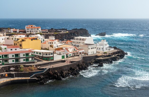 Widok z lotu ptaka na miasto Tamaduste położone na wybrzeżu wyspy El Hierro na Wyspach Kanaryjskich w Hiszpanii