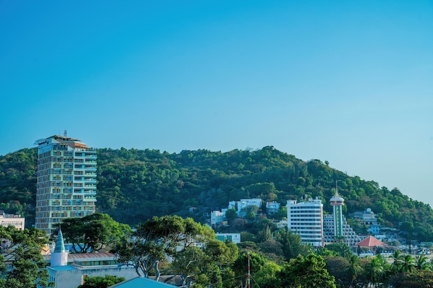 Widok Z Lotu Ptaka Na Miasto Vung Tau Z Pięknym Zachodem Słońca I Tyloma łodziami Panoramiczny Widok Na Wybrzeże Vung Tau Z Góry Z Falami Wybrzeża Ulice Drzewa Kokosowe I Góra Tao Phung W Wietnamie