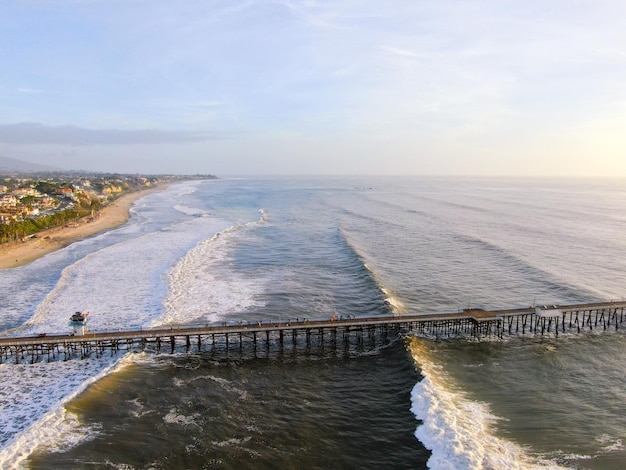 Widok z lotu ptaka na molo w San Clemente i ocean Kalifornia USA