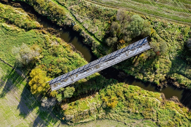 Widok z lotu ptaka na most donikąd Niedokończony i opuszczony most wiaduktu kolejowego Sati Łotwa