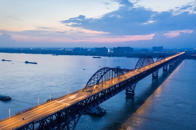 Widok z lotu ptaka na most na rzece Jangcy Jiujiang w zmroku w Chinach