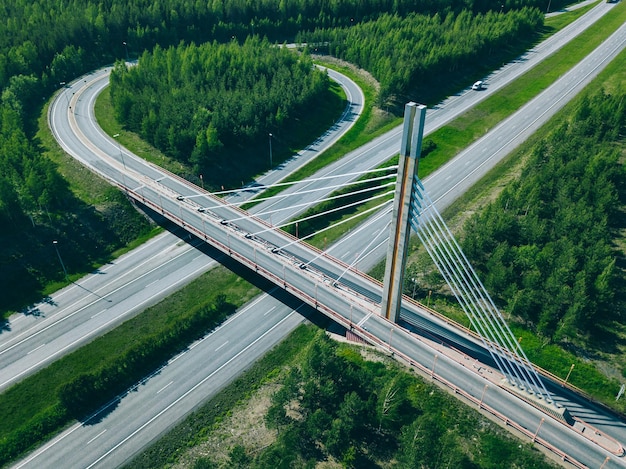 Widok z lotu ptaka na most nad autostradą w Finlandii Piękny letni krajobraz