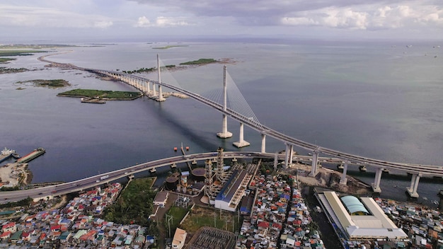 Widok z lotu ptaka na nadmorski pejzaż miasta Cebu i most Cebu-Cordova na Filipinach