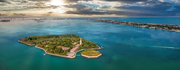 Widok z lotu ptaka na nękaną wyspę duchów Poveglia w lagunie weneckiej, naprzeciwko Malamocco wzdłuż Canal Orfano w pobliżu Wenecji, Włochy.