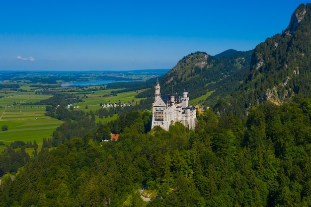 Widok z lotu ptaka na Neuschwanstein kasztelu Schwangau, Bavaria, Niemcy. Trutnia obrazek Alps krajobraz z drzewami i górami.