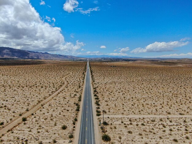 Widok z lotu ptaka na niekończącą się pustynną prostą drogę obok Joshua Tree Park USA Długa prosta droga asfaltowa