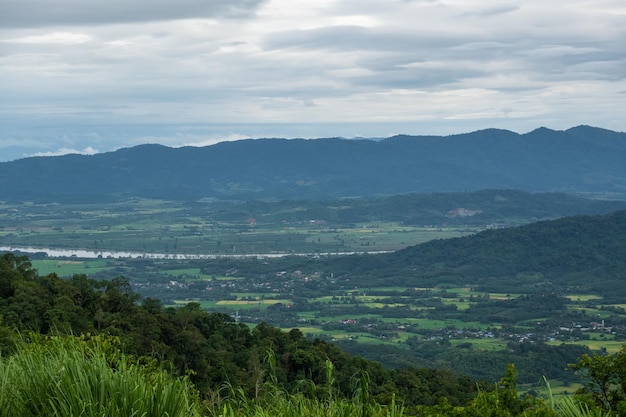 Widok z lotu ptaka na niekończące się bujne pastwiska Chiangrai. Widok na dzielnicę Mae Ngoen Chiang Saen, Chiang Rai.