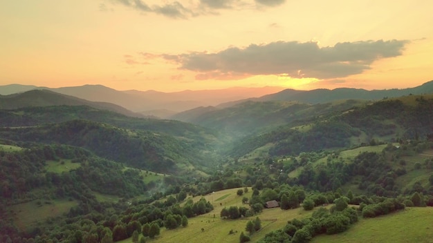 Widok z lotu ptaka na niekończące się bujne pastwiska Karpat i gruntów rolnych Uprawiane pola uprawne Wiejski krajobraz górski o zachodzie słońca Ukraina