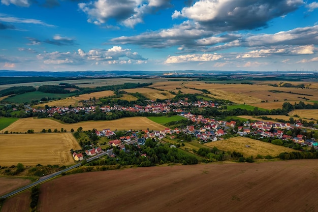 Zdjęcie widok z lotu ptaka na niemiecką wioskę otoczoną łąkami i lasami w niemczech