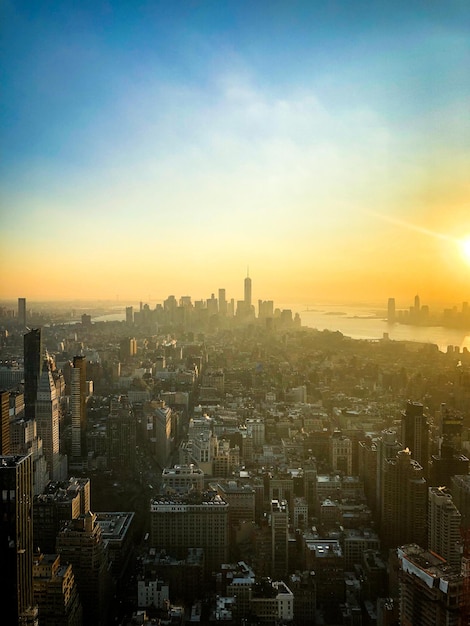 Widok z lotu ptaka na Nowy Jork podczas pięknego zachodu słońca