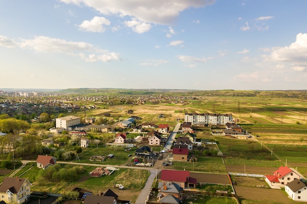 Widok z lotu ptaka na obszar wiejski w mieście z domami mieszkalnymi