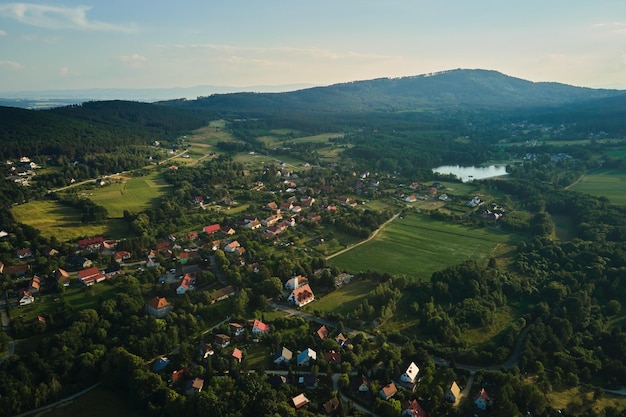 Widok Z Lotu Ptaka Na Obszar Wiejski Z Wioską I Górami