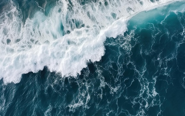 Widok z lotu ptaka na ocean z błękitnym oceanem i białymi falami