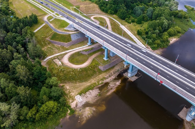 Widok Z Lotu Ptaka Na Ogromny Most Z Szeroką Wielopasmową Drogą Przez Szeroką Rzekę