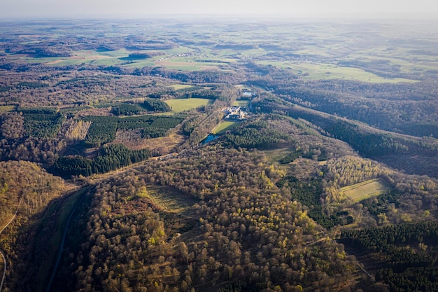 Widok z lotu ptaka na opactwo orwalskie w lesie VillersDevantOrval Belgium ardennes