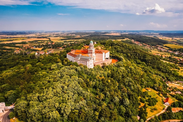 Widok z lotu ptaka na opactwo Pannonhalma na Węgrzech Wnętrze biblioteki opactwa Pannonhalma na Węgrzech Lista światowego dziedzictwa UNESCO Odkryj piękno WęgierxDxA