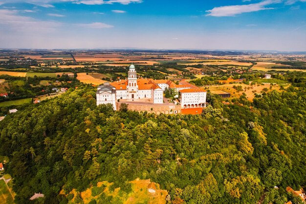 Widok Z Lotu Ptaka Na Opactwo Pannonhalma Na Węgrzech Wnętrze Biblioteki Opactwa Pannonhalma Na Węgrzech Lista światowego Dziedzictwa Unesco Odkryj Piękno Węgierxdxa