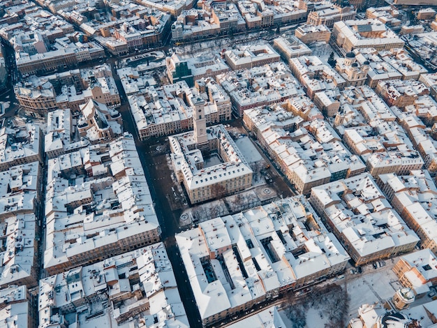 Widok z lotu ptaka na ośnieżone centrum Lwowa kopia przestrzeń bloków miejskich bezpośrednio nad