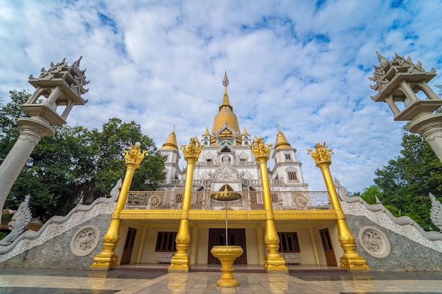 Widok z lotu ptaka na pagodę Buu Long w Ho Chi Minh Piękna buddyjska świątynia ukryta w Ho Chi Minh City w Wietnamie Mieszana architektura Indii Myanmar Tajlandia Laos i Wietnam