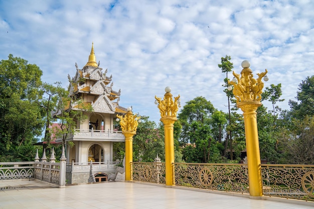 Widok z lotu ptaka na pagodę Buu Long w Ho Chi Minh Piękna buddyjska świątynia ukryta w Ho Chi Minh City w Wietnamie Mieszana architektura Indii Myanmar Tajlandia Laos i Wietnam