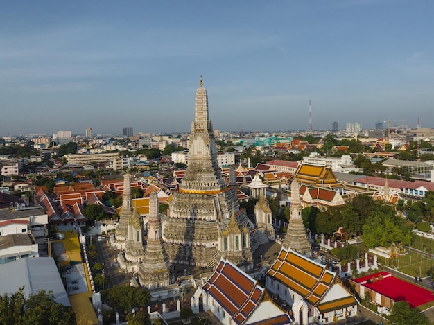 Widok z lotu ptaka na Pagodę stoi w widocznym miejscu w świątyni Wat Arun z rzeką Chao Phraya Najbardziej znaną atrakcją turystyczną w Bangkoku w Tajlandii