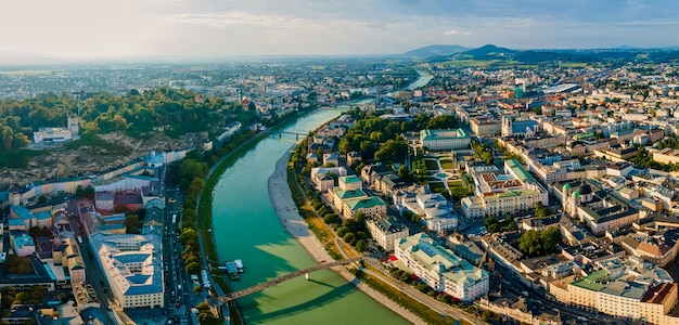 Widok z lotu ptaka na pałac i ogrody Mirabell w Salzburgu w Austrii