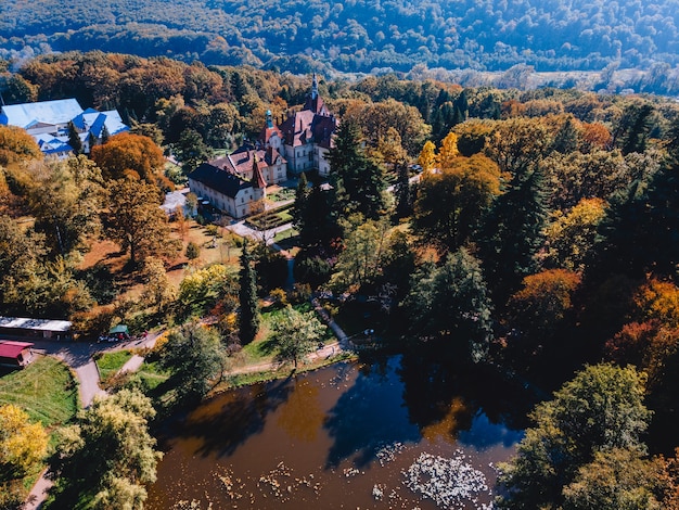 Widok z lotu ptaka na pałac schonbrunn z sezonu jesiennego