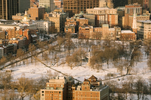 Widok z lotu ptaka na panoramę Bostonu i park Boston Common w Massachusetts, USA o zachodzie słońca zimą