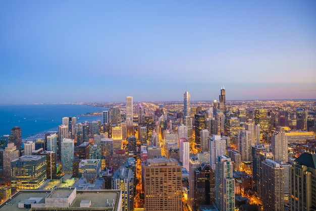 Widok z lotu ptaka na panoramę centrum Chicago o zachodzie słońca