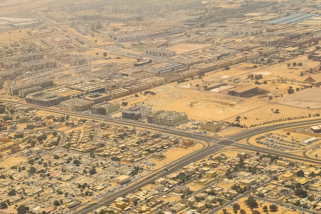 Widok z lotu ptaka na panoramę Dubaju z helikoptera