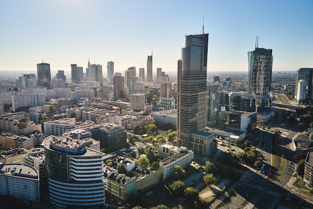 Widok z lotu ptaka na panoramę miasta z wieżowcami Centrum Warszawy Polska