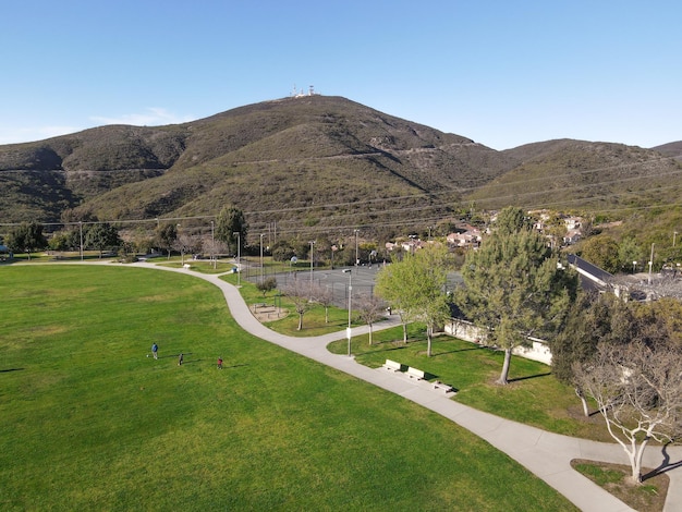 Widok z lotu ptaka na park miejski na szczycie wzgórza, Carmel Valley. San Diego, Kalifornia, USA.