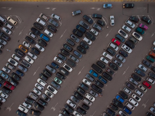 Widok z lotu ptaka na parking samochodowy