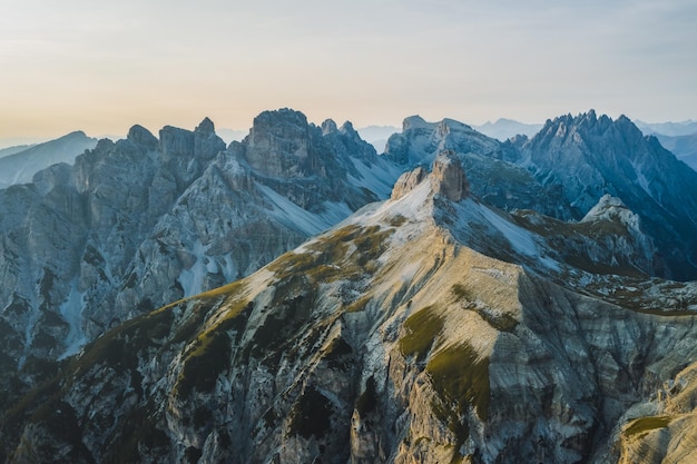 Widok z lotu ptaka na pasmo górskie wokół Tre Cime di Lavaredo TrentinoAltoAdige Dolomiti Włochy