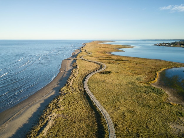 Widok z lotu ptaka na piaszczystą plażę na wybrzeżu Oceanu Atlantyckiego