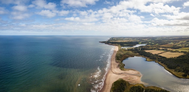 Widok z lotu ptaka na piaszczystą plażę nad Oceanem Atlantyckim