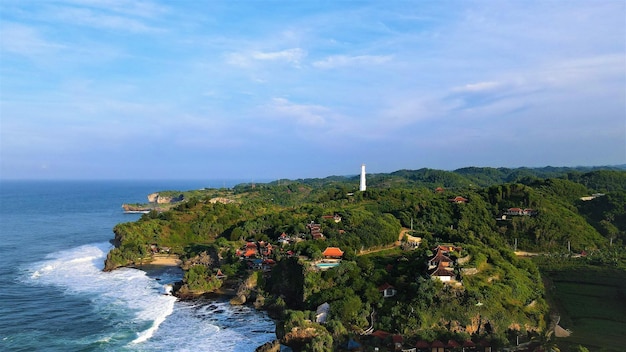 Widok z lotu ptaka na piękną panoramę plaży w tle.