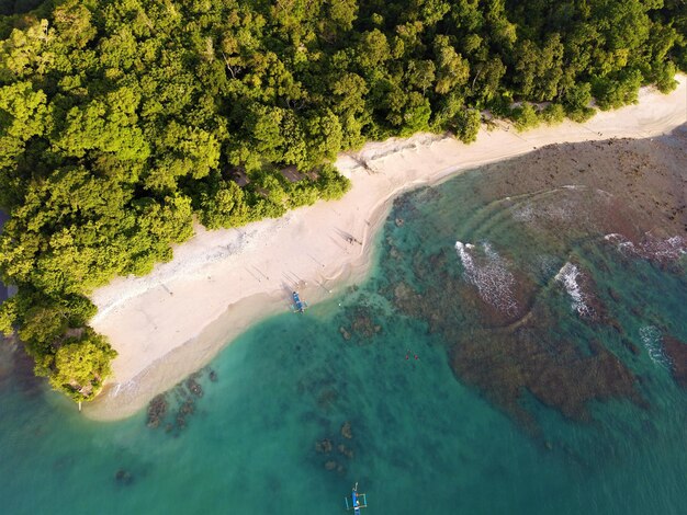 Widok z lotu ptaka na piękną panoramę plaży w tle.