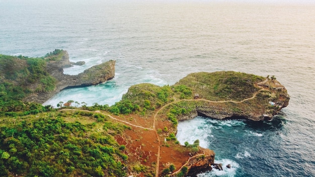 Widok z lotu ptaka na piękną plażę Kesirat w Gunungkidul Yogyakarta