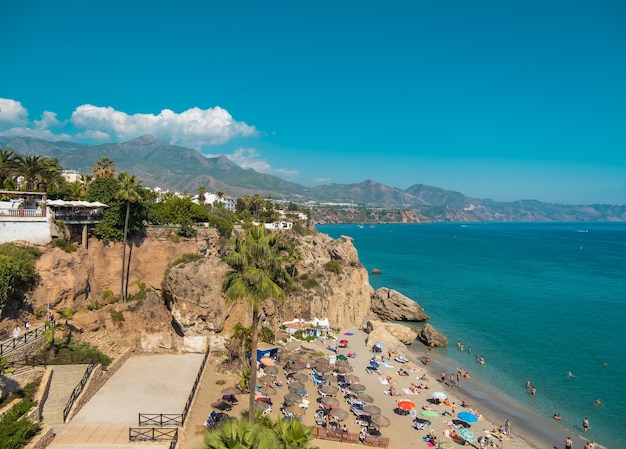 Widok z lotu ptaka na piękną plażę Nerja w Hiszpanii