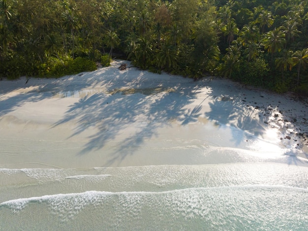 Widok z lotu ptaka na piękną plażę z turkusową wodą morską i palmami Zatoki Tajlandzkiej Kood wyspa Tajlandia